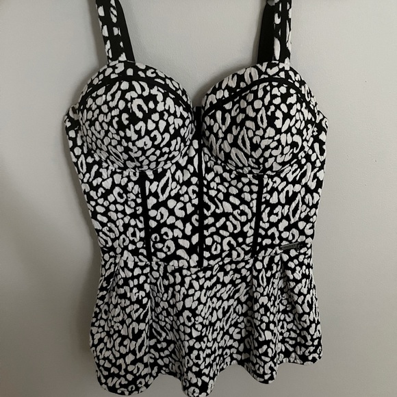 Black and White Guess Zip Up Tank Top - Picture 1 of 3